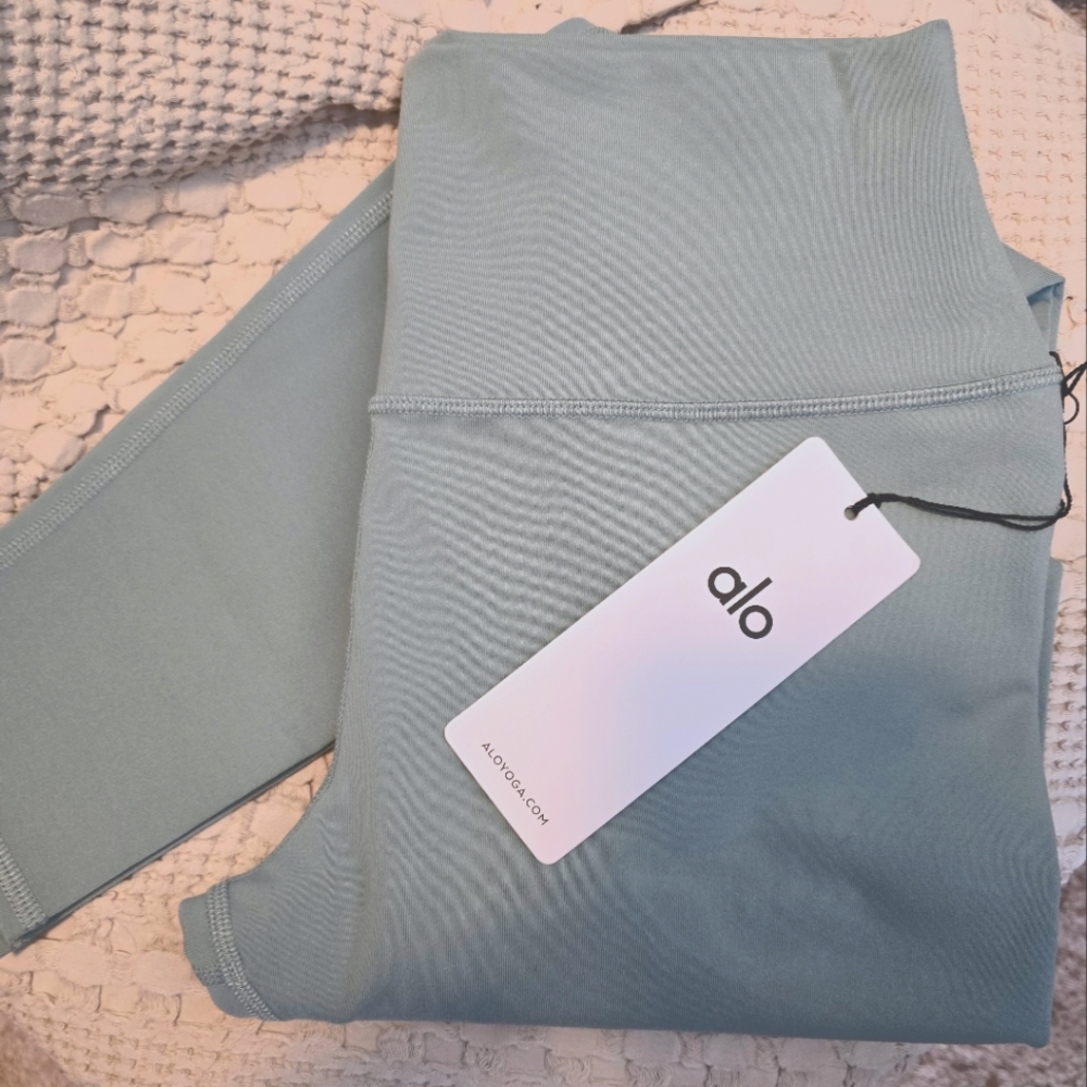 ✨️BNWT✨️ ALO Yoga Airbrush leggings in Botanical Green